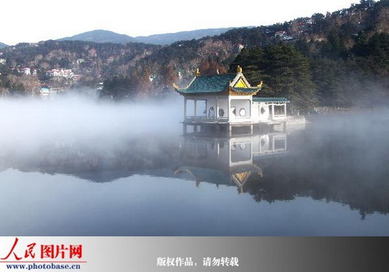 11月29日,受北方弱冷空气影响,庐山如琴湖出现的平流云奇观。 版权作品,请勿转载。