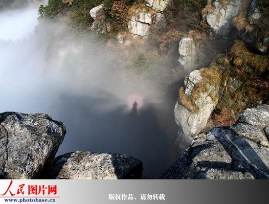 11月29日,受北方弱冷空气影响,庐山出现平流云、佛光奇观。 版权作品,请勿转载。