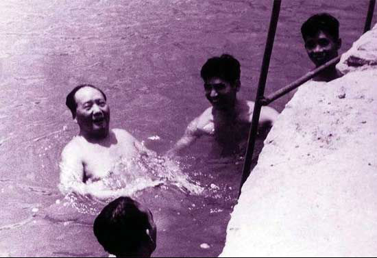毛泽东在芦林湖游泳