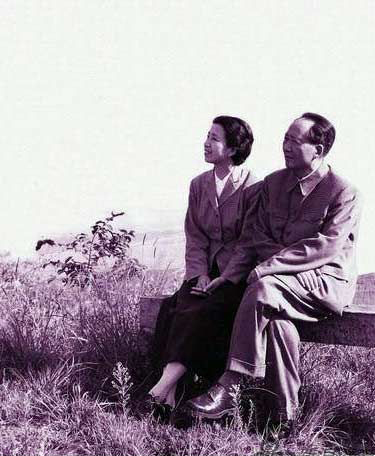 毛泽东与江青在石凳上的合影