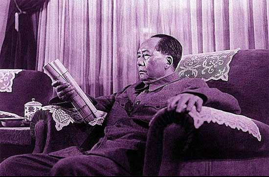 毛泽东在别墅看《庐山志》